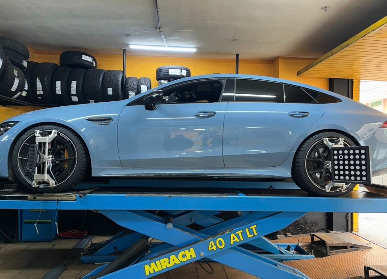 Zona de montaje - Coche en elevador