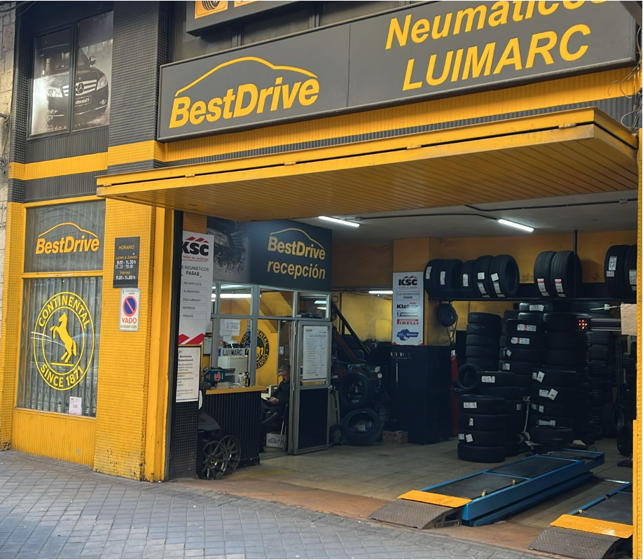 Fachada de Neumáticos TNP en C/ Cristóbal Bordiú, 10 - Chamberí, Madrid